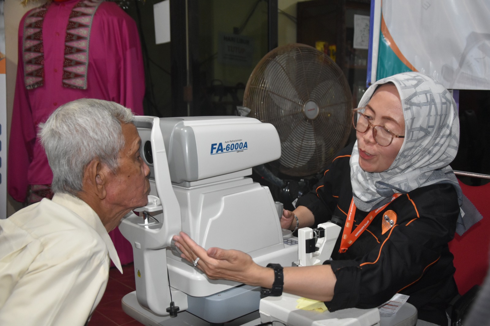 Seorang warga sedang menjalani pemeriksaan mata.