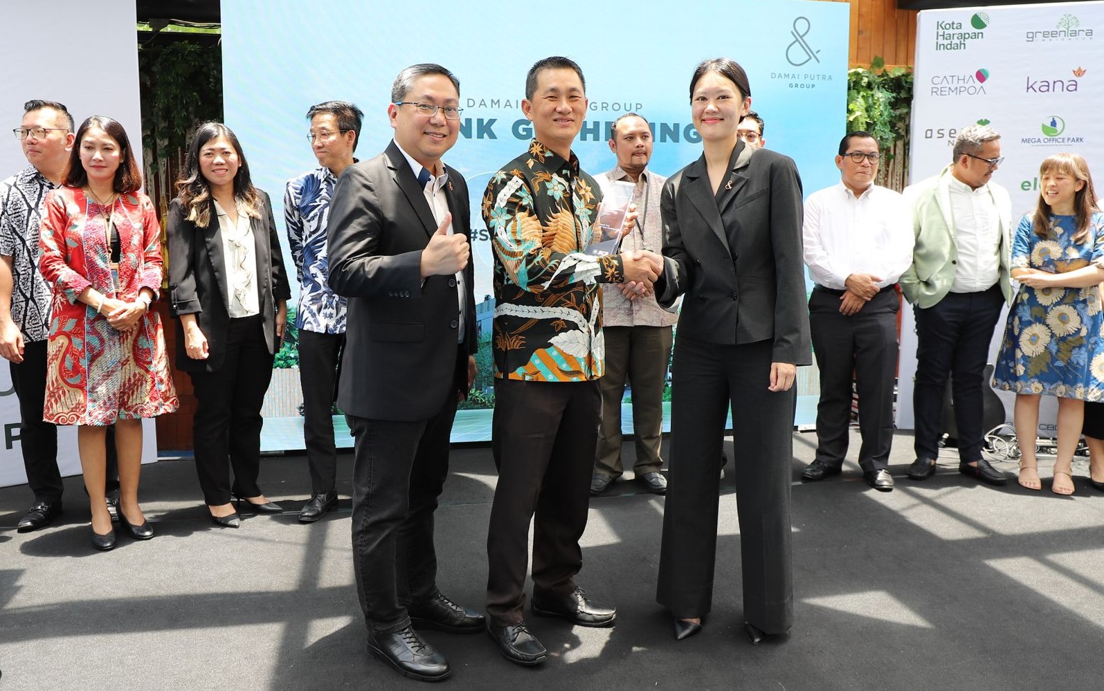 Jajaran manajemen baru Damai Putra Group berfoto bersama dengan para perwakilan bank pada saat acara bank gathering.