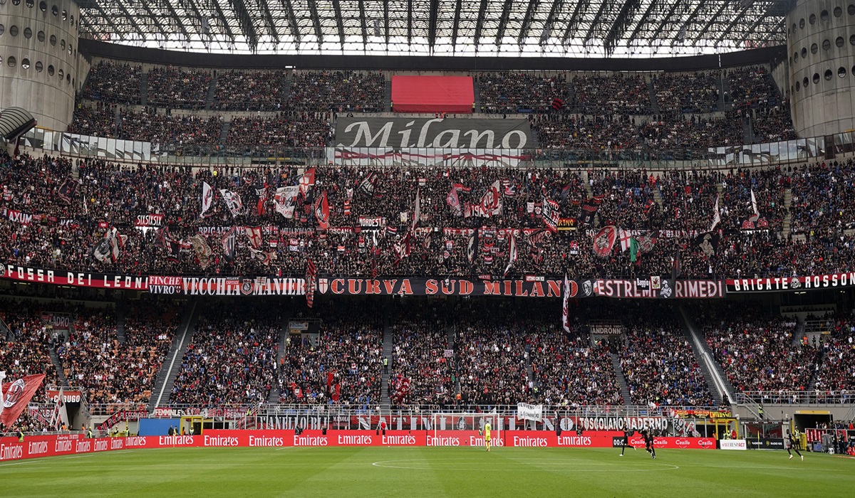 Para pendukung AC Milan memadati Stadion San Siro