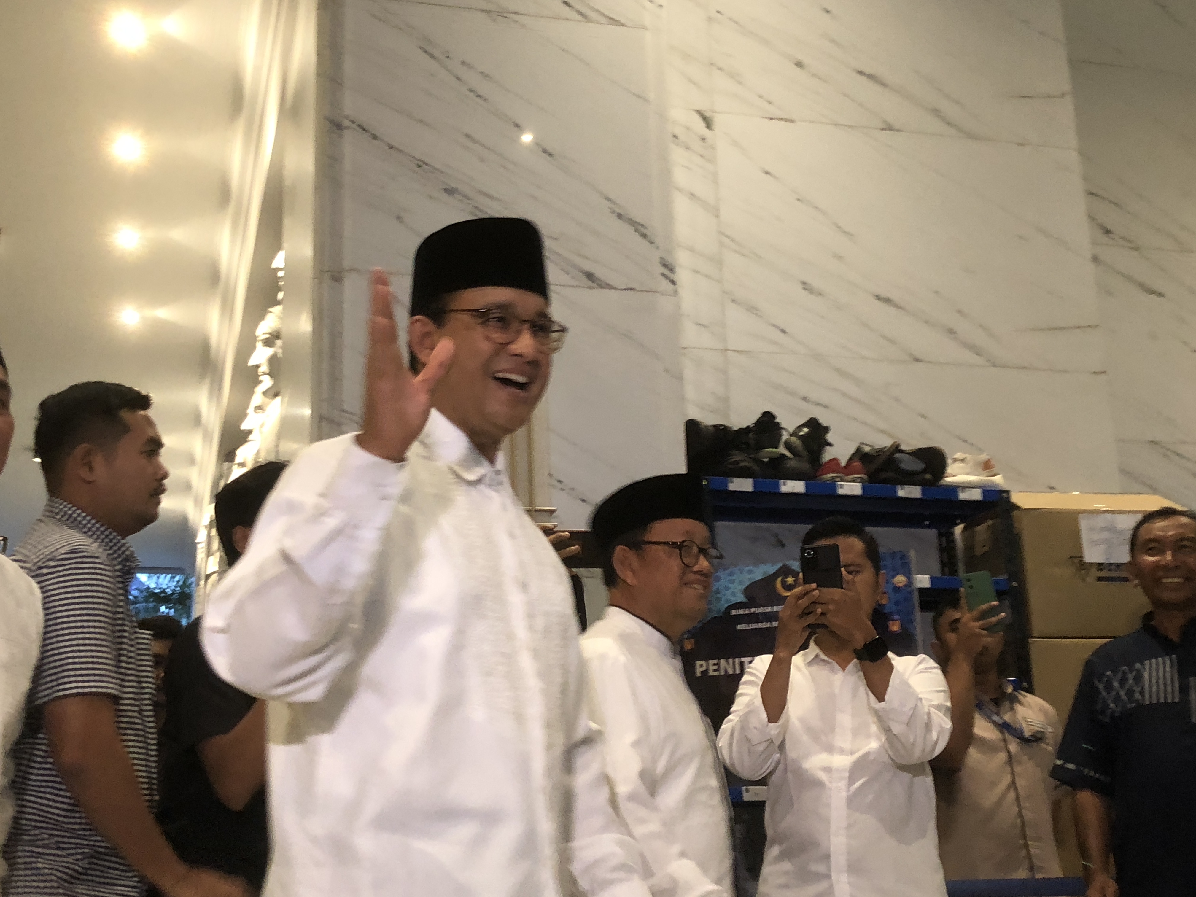 Anies Baswedan tiba di Gedung NasDem Tower untuk ikut kegiatan buka puasa