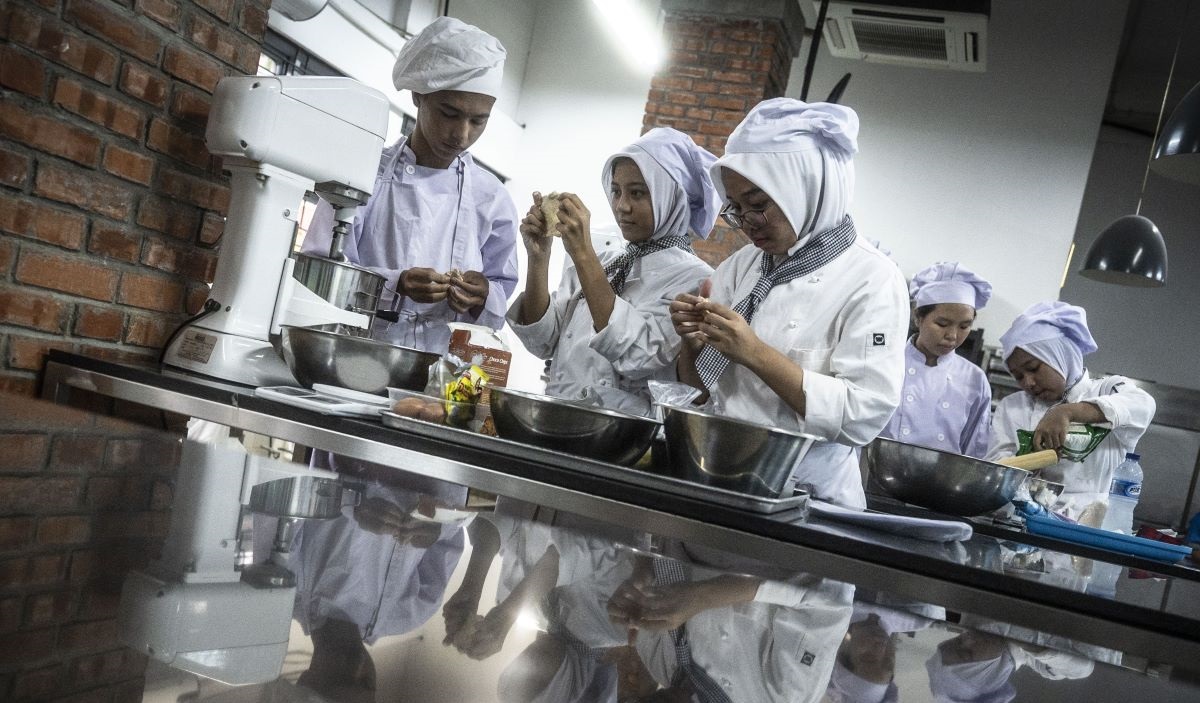 Sejumlah pelajar mengikuti kelas tata boga di SMK Negeri 27 Jakarta, Sawah Besar, Jakarta, Selasa (27/2/2024). 