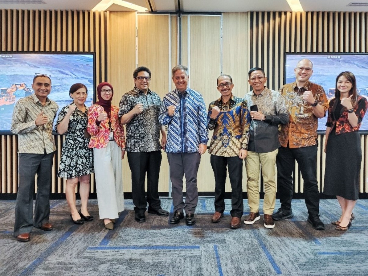 Jajaran manajemen PT ABM Investama Tbk (ABMM) bersama manajemen PT Bank Central Asia.