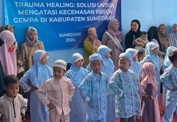 Sejumlah anak di Sumedang mengikuti kegiatan trauma healing yang digelar LPPM ITB. 