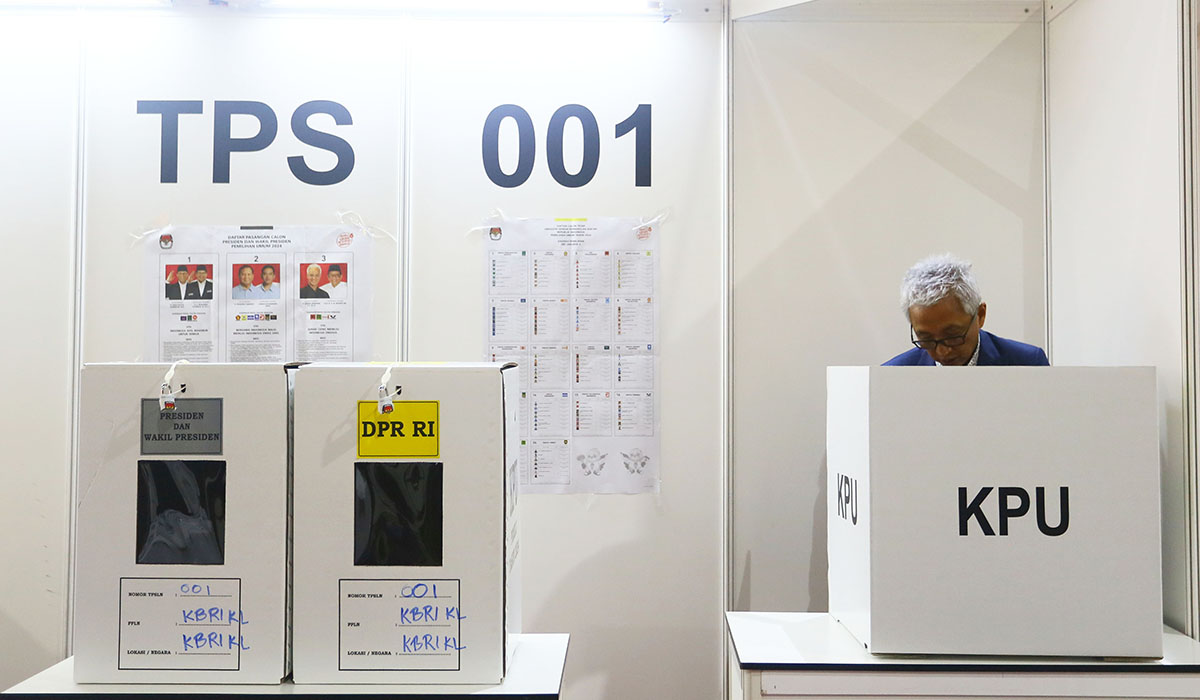 Duta Besar Republik Indonesia untuk Malaysia Hermono menyalurkan suara di TPS 001 di World Trade Center, Kuala Lumpur, Minggu (11/2).