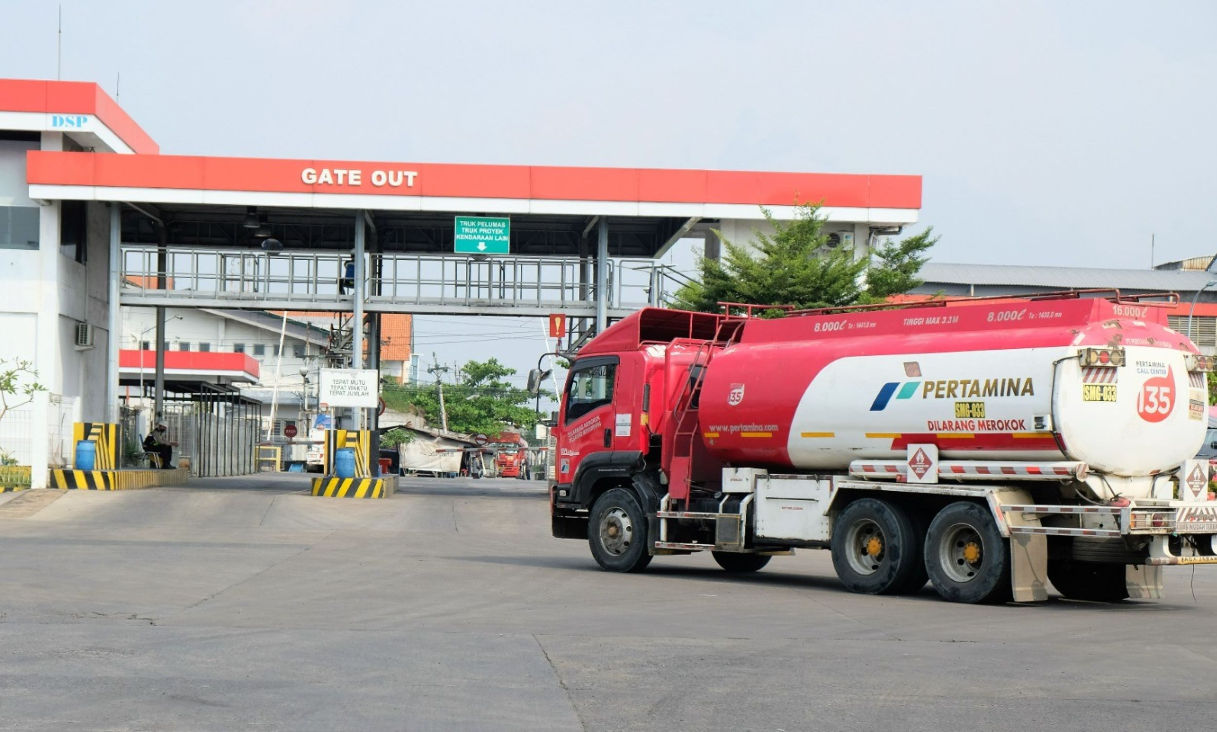 Tangki pengangkut LPG melakukan pengisian untuk dikirim ke SPBE.