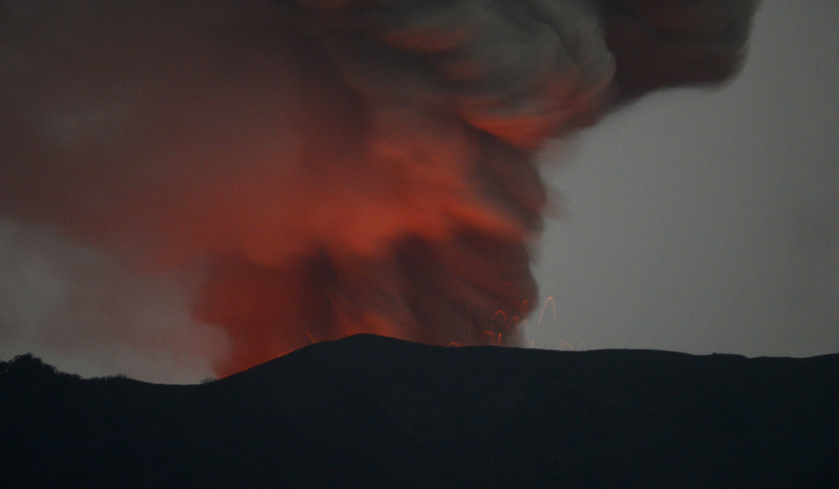 Gunung Marapi di Sumatra Barat mengeluarkan abu vulkanik dan batu pijar.