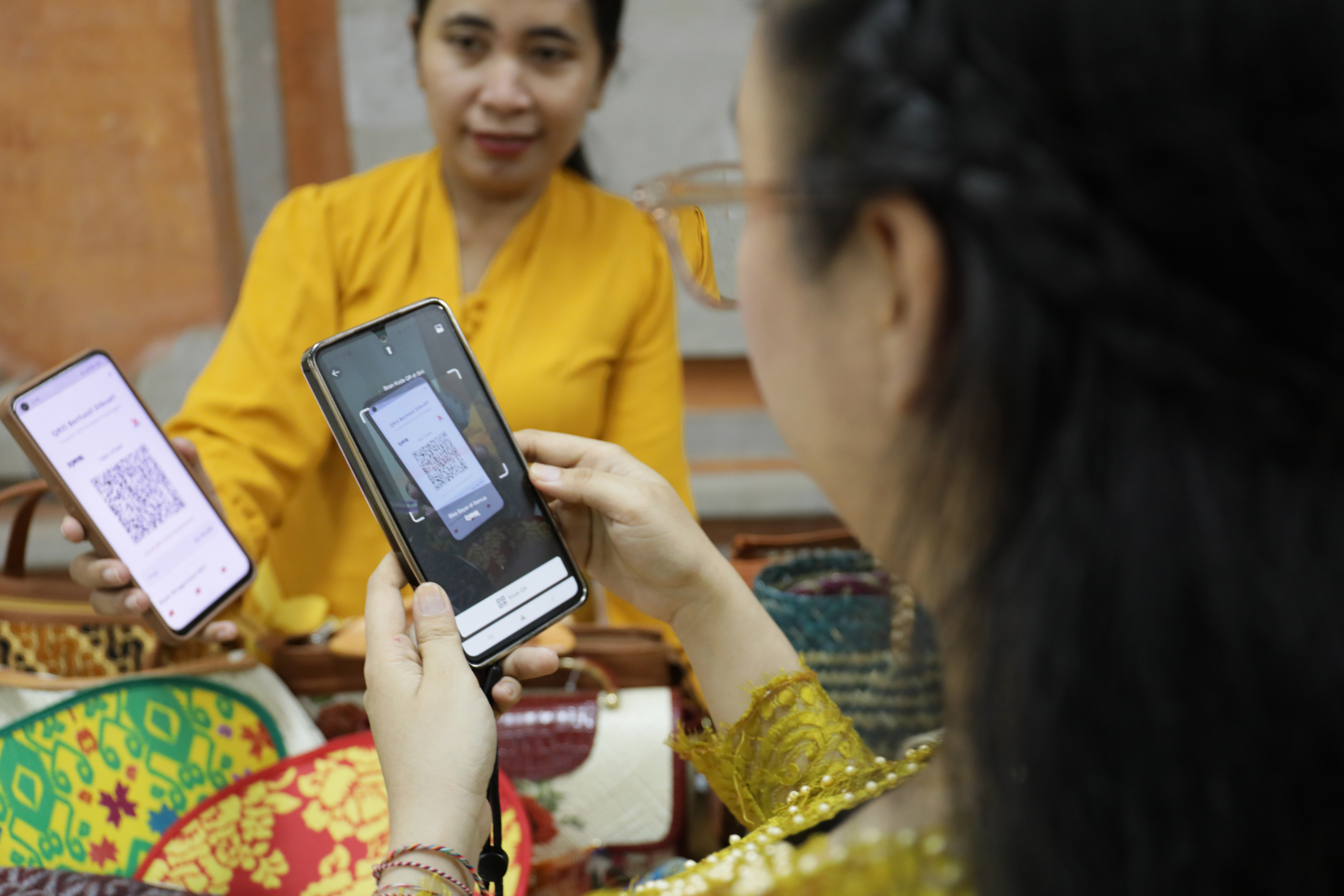 Pembeli melakukan pembayaran digital 