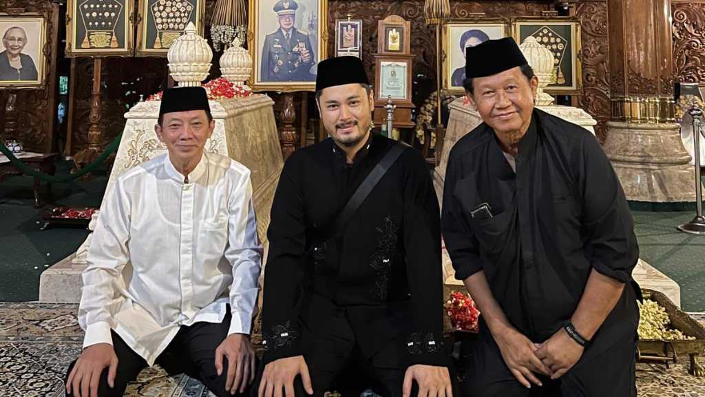 Ketua Yayasan Amalbakti Muslim Pancasila (YAMP) Panji Adhikumoro Soeharto mengunjungi makam sang kakek, Soeharto.