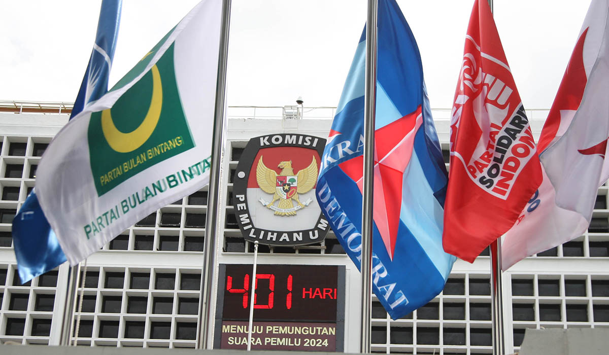Bendera partai politik dipasang di depan Gedung KPU, Jakarta.