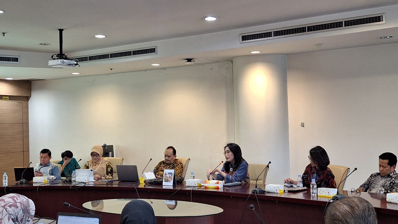 Direktur Bisnis Konsumer PT Bank Rakyat Indonesia (Persero) Tbk, Handayani, (tiga dari kanan)