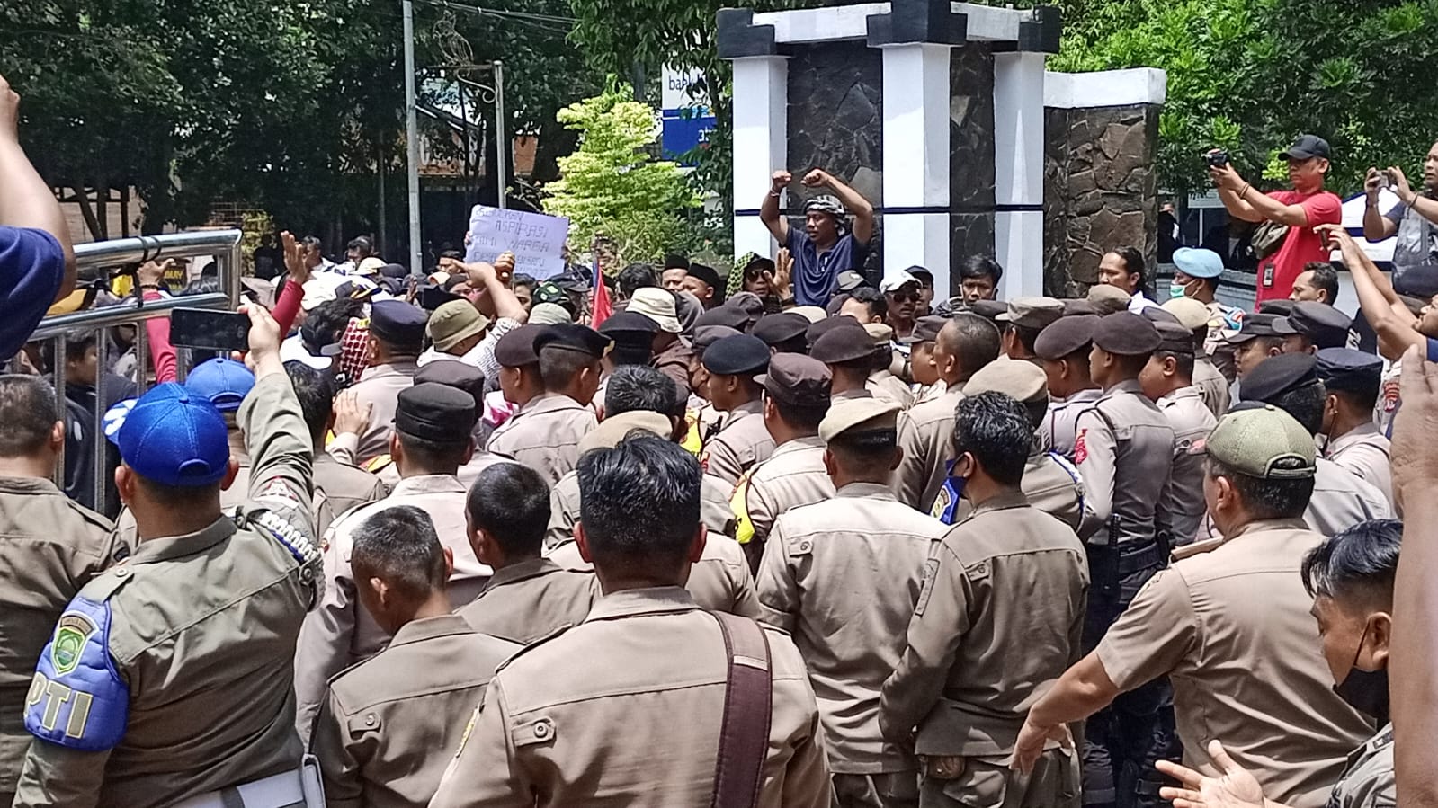 Warga berunjuk rasa di kantor Bupati Subang menuntut kepala desa dicopot dari jabatannya. 