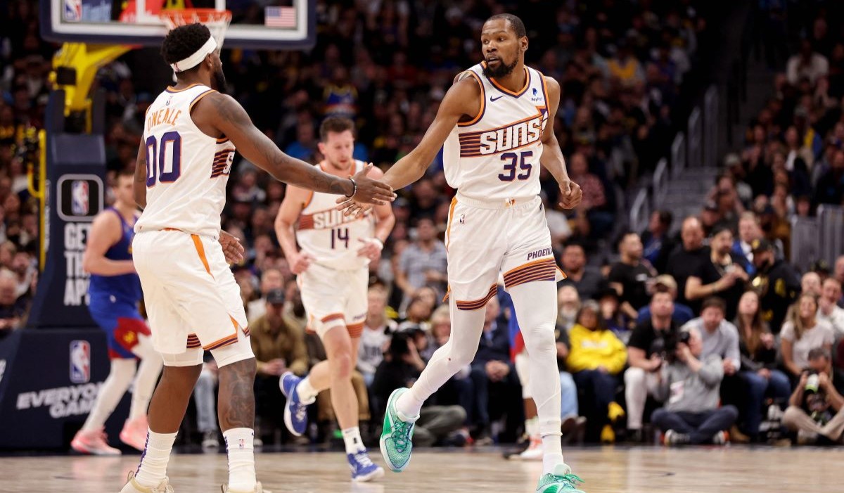 Kevin Durant dan Royce O'Neale 
