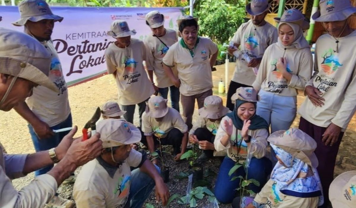 Sinar Mas Land memberikan pelatihan melalui program Kemitraan Pertanian Lokal bagi petani setempat di Kecamatan Rumpin, Kabupaten Bogor.