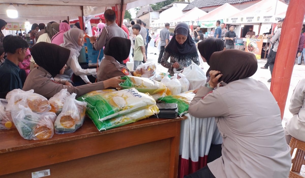 Stand Bhayangkari di Kampung Ramadan Polres Klaten yang menyediakan sembako murah