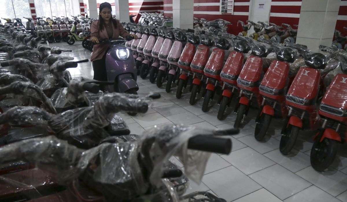 Pekerja melakukan uji coba motor listrik yang dijual di Kota Sukabumi, Jawa Barat, Senin (13/11/2023).