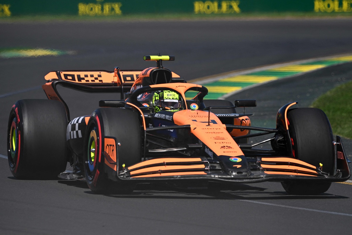 Pembalap McLaren, Lando Norris, mengungguli Max Verstappen dari Red Bull dalam sesi latihan pertama Grand Prix Australia di Melbourne. 