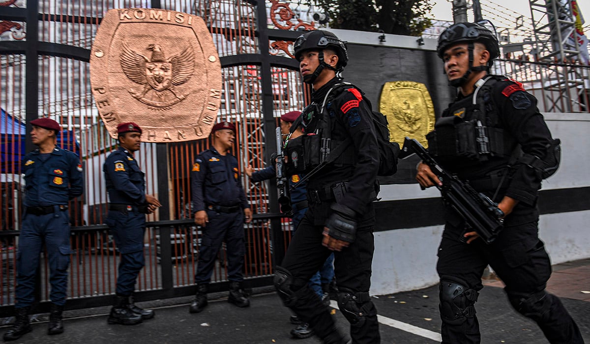 Anggota korps Brimob Polri melakukan penjagaan di depan Gedung KPU, Jakarta.