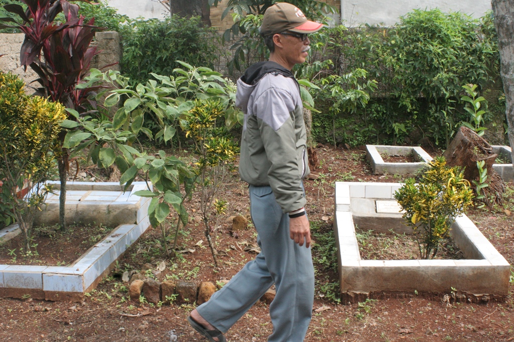 Warga berada di lahan pemakaman di Kabupaten Cianjur