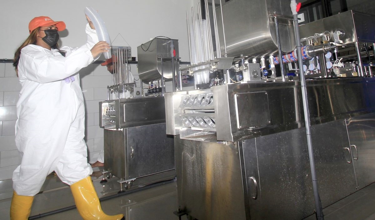 Pekerja mengepak air minum dalam kemasan Air Rerami di Jalan Mariadei, Serui, Kabupaten. Kepulauan Yapen, Papua, Sabtu (14/5/2022).