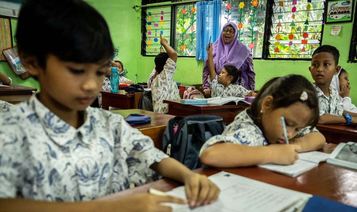 Seorang guru memberikan mata pelajaran kepada siswanya di SD Negeri Kenari 07/08 Pagi, Jakarta, Kamis (29/2/2024).