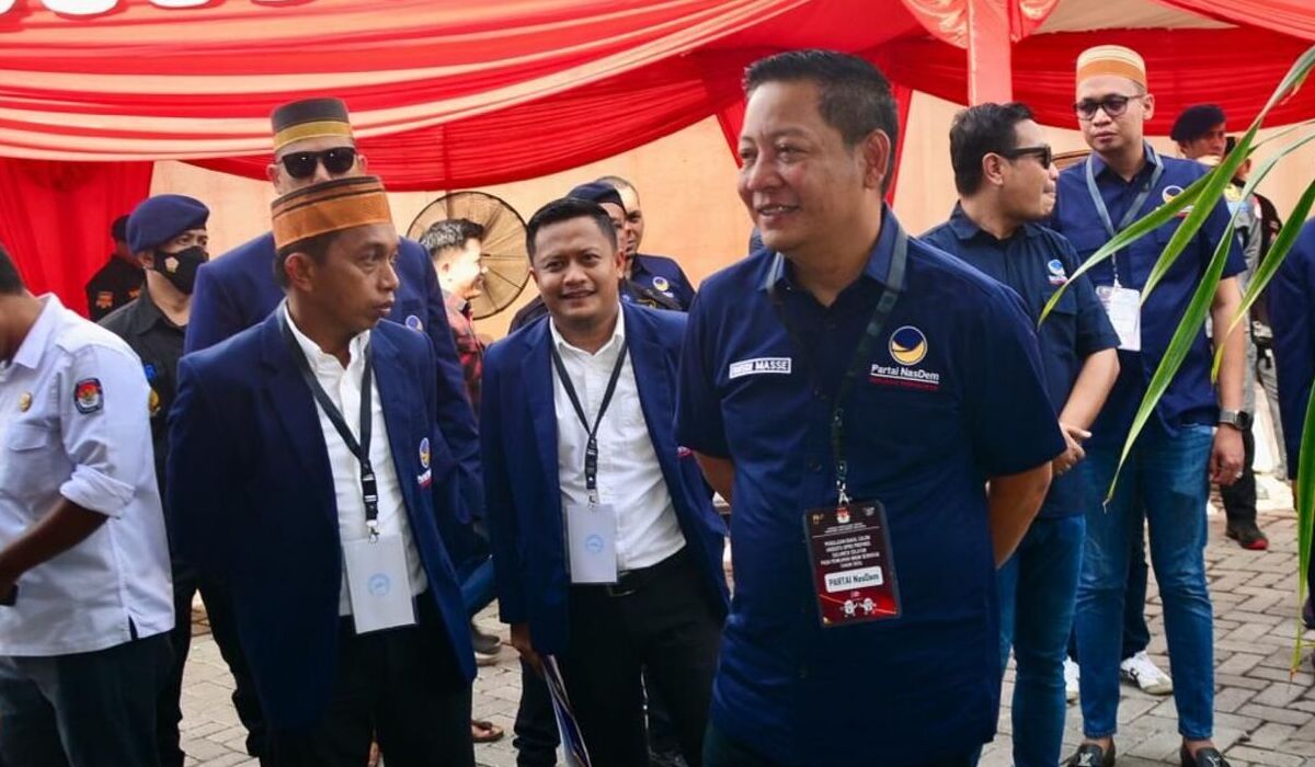 Wakil Ketua DPW Partai NasDem Sulsel, Syamsir (depan).j