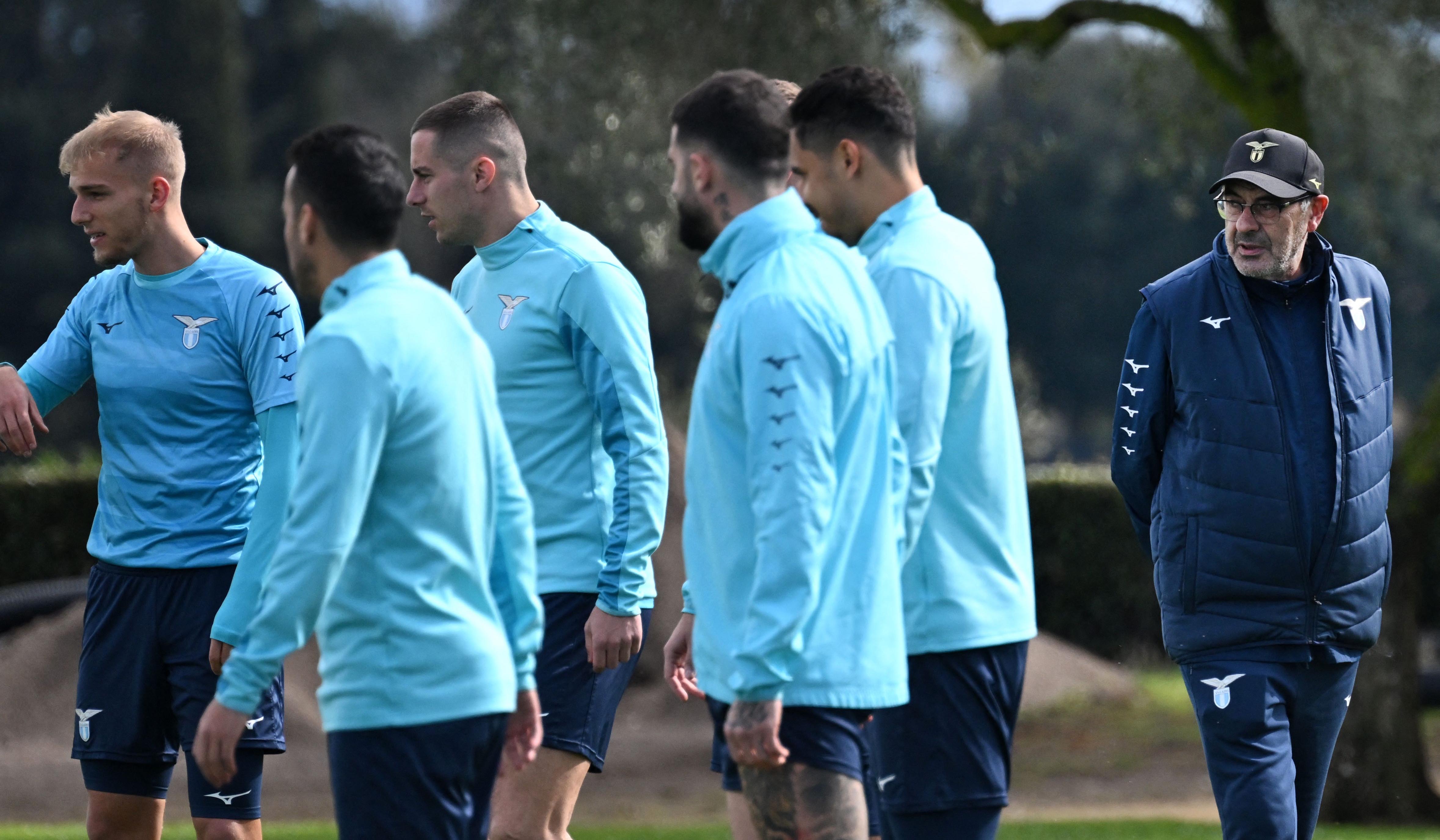 Pelatih Lazio Maurizio Sarrio (kanan) memantau latihan skuadnya jelang melawan Bayern Muenchen.