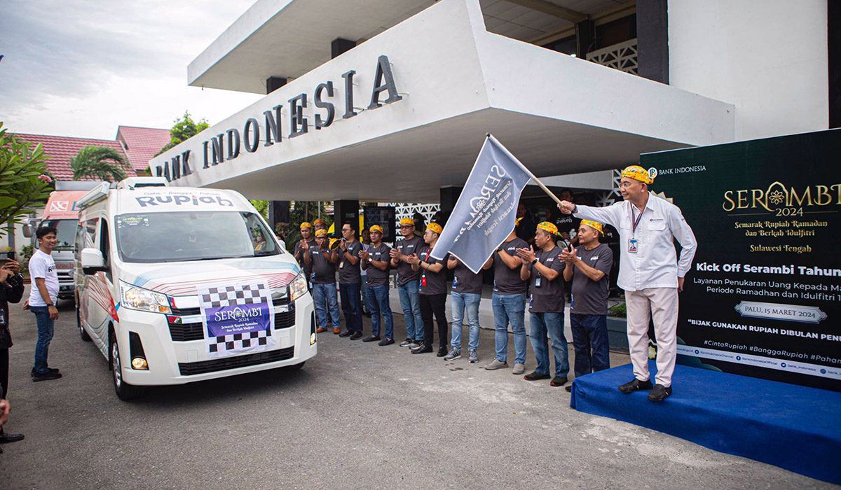 Kepala Perwakilan BI Sulteng Rony Hartawan (kanan) melepas secara simbolis tim Semarak Rupiah Ramadan dan Berkah Idul Fitri (Serambi) 2024.