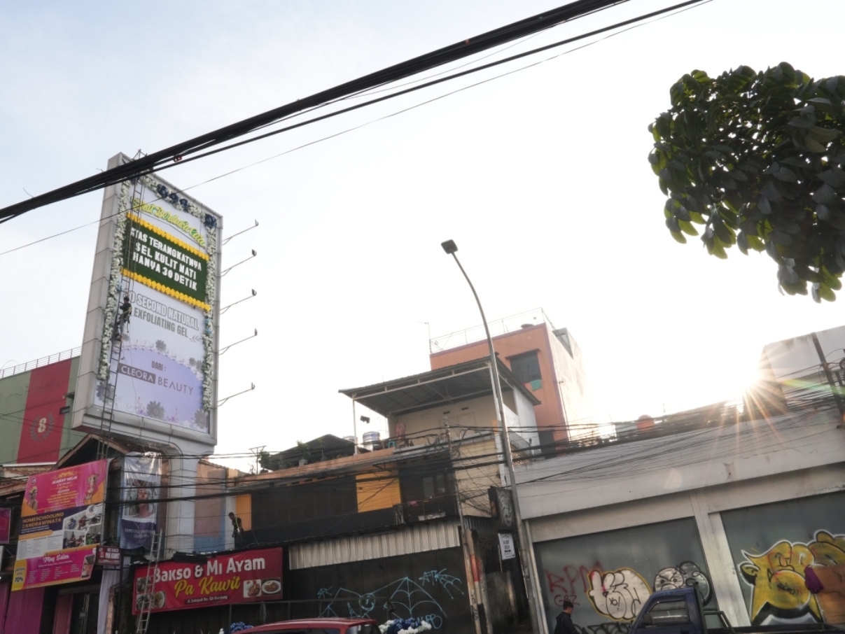 Papan iklan dukacita besar di Kawasan Sukajadi, Kota Bandung