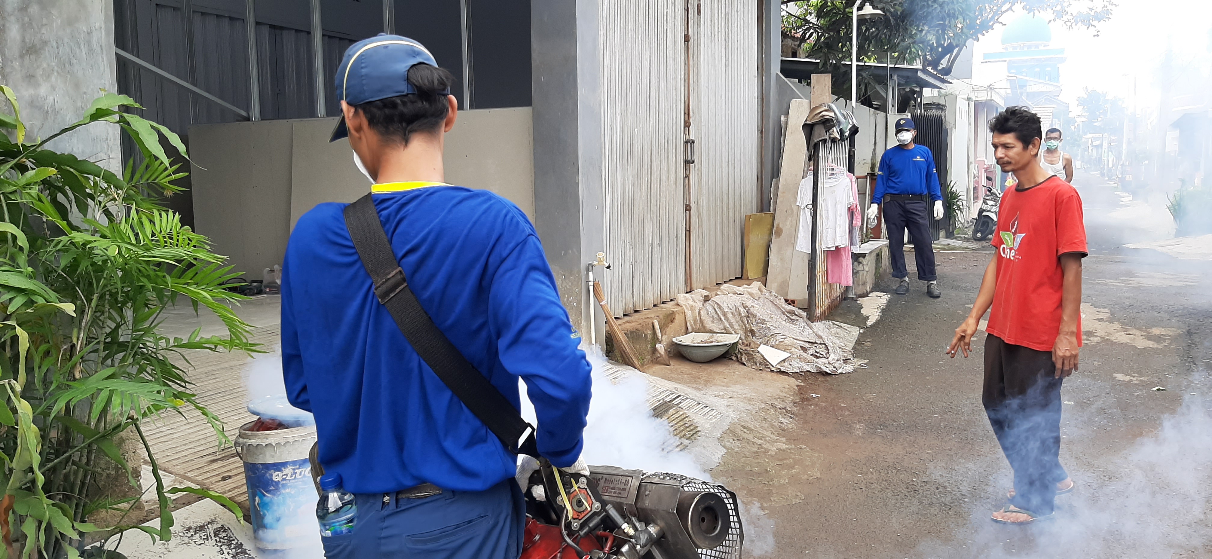 Petugas melakukan fogging untuk mencegah DBD di Kabupaten Purwakarta