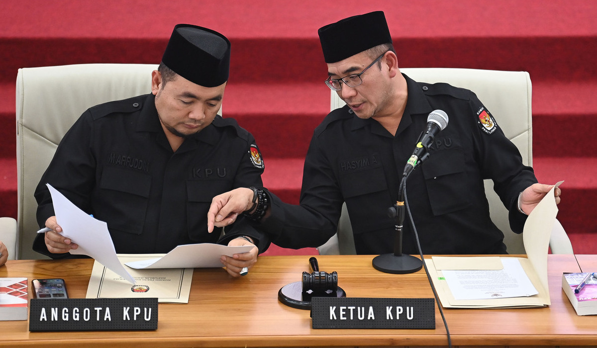  Ketua Komisi Pemilihan Umum (KPU) Hasyim Asy'ari (kanan) berbicara dengan Komisioner KPU Mochammad Afifuddin (kiri).