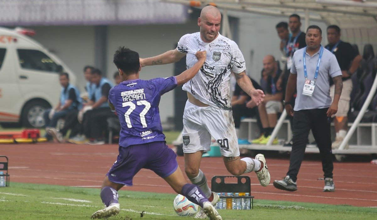 Pesepak bola Borneo FC Willem Jan Pluim (kanan)