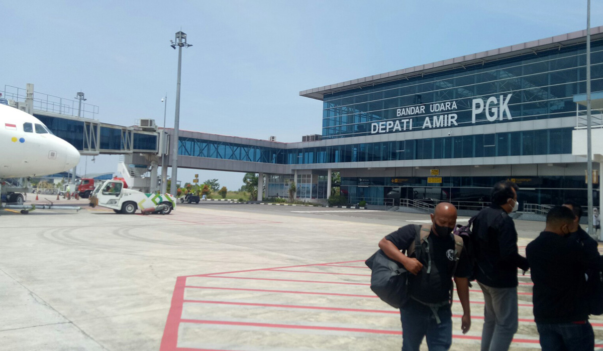 Penumpang hendak naik ke pesawat di Bandara Depati Amir, Pangkalpinang, Bangka Belitung, Jumat (29/3).