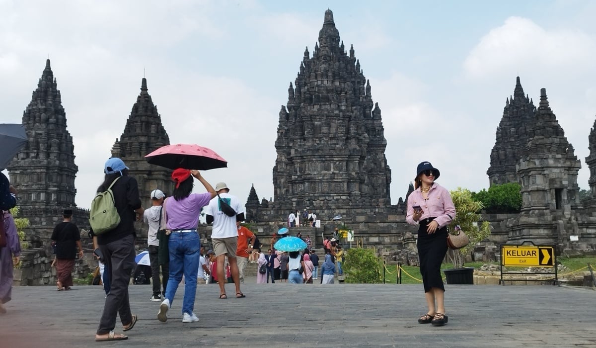 Wisatawan Kunjungi Objek Wisata Candi Prambanan, Yogyakarta.