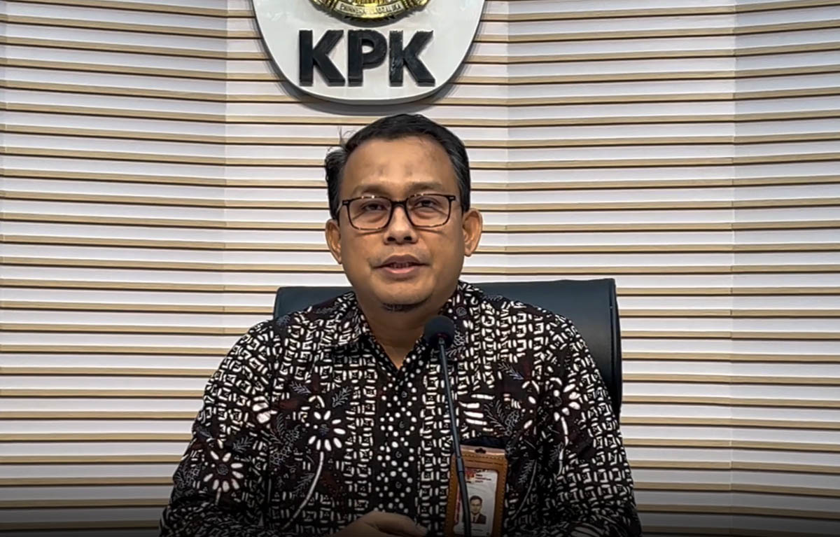 Tiga anggota BPK yang terlibat kasus suap audit di Sorong akan segera diadili setelah KPK merampungkan berkasnya.