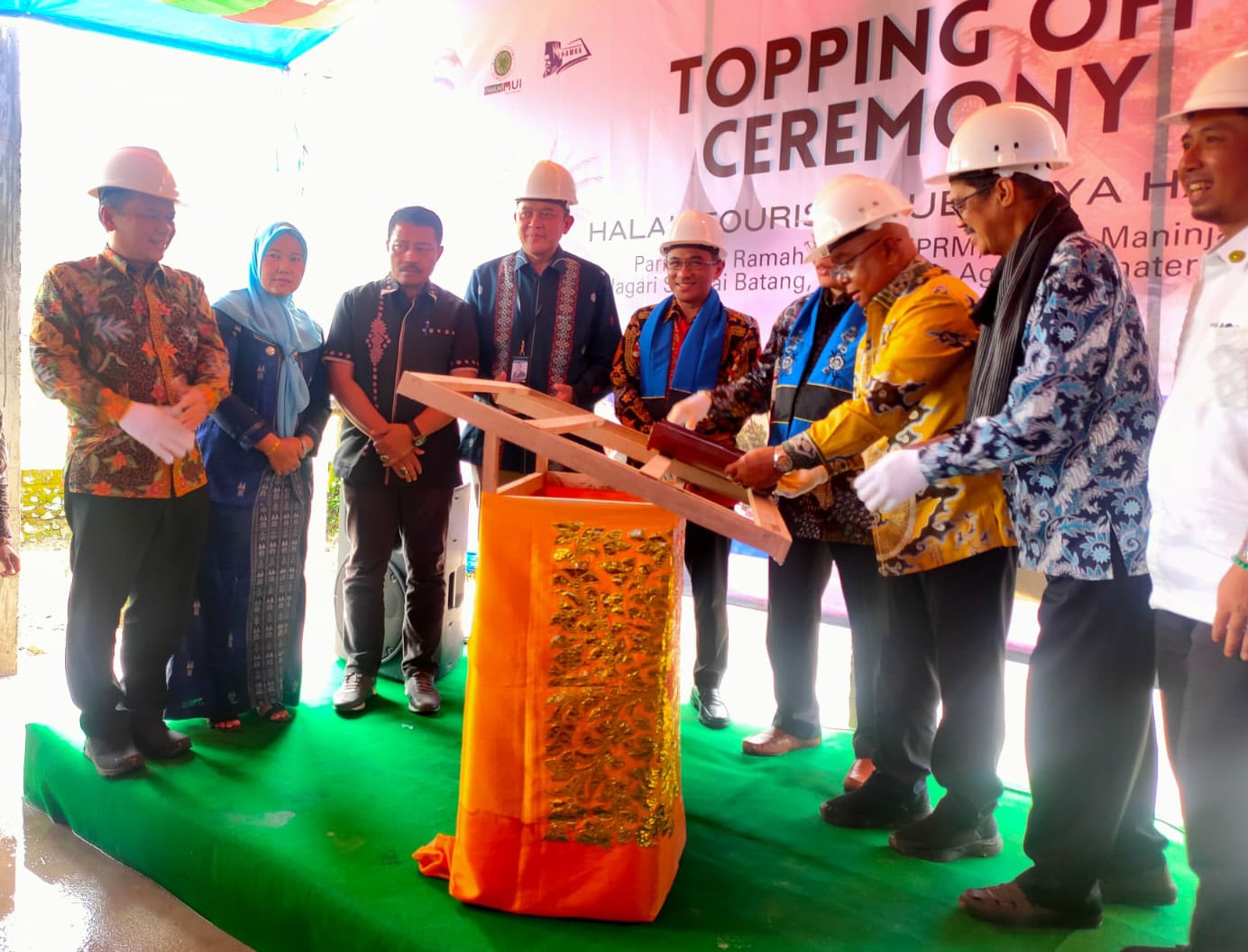Acara topping off pembangunan gedung Halal Tourism Hub Buya Hamka di tepi Danau Maninjau, Sungai Batang, Agam, Sumbar. 