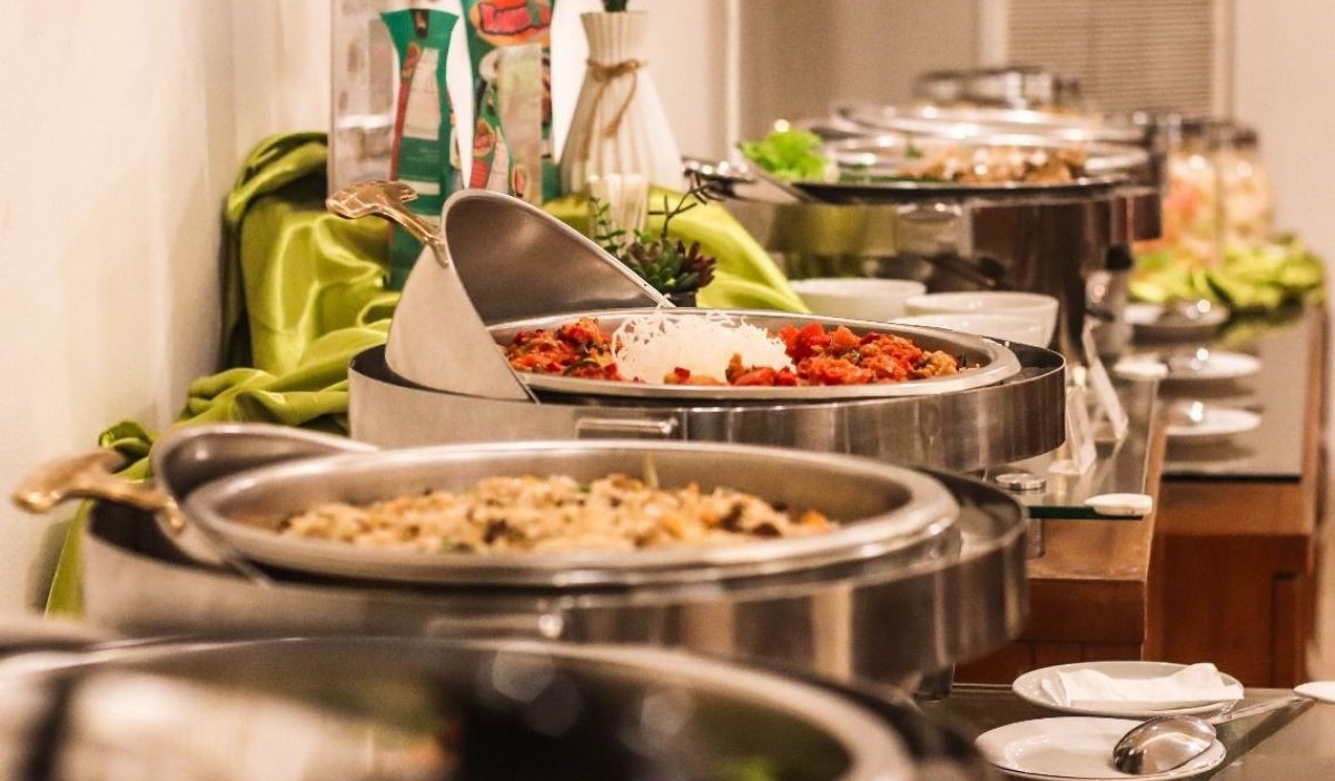 Hidangan berbuka puasa menarik bertemakan Asian Middle East di Hotel Salak The Heritage Bogor. 