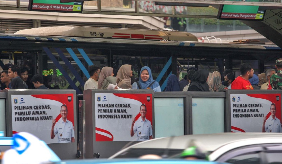 Sejumlah stiker yang menampilkan wajah Pj Gubernur DKI Jakarta Heru Budi Hartono terpampang di Halte TransJakarta 