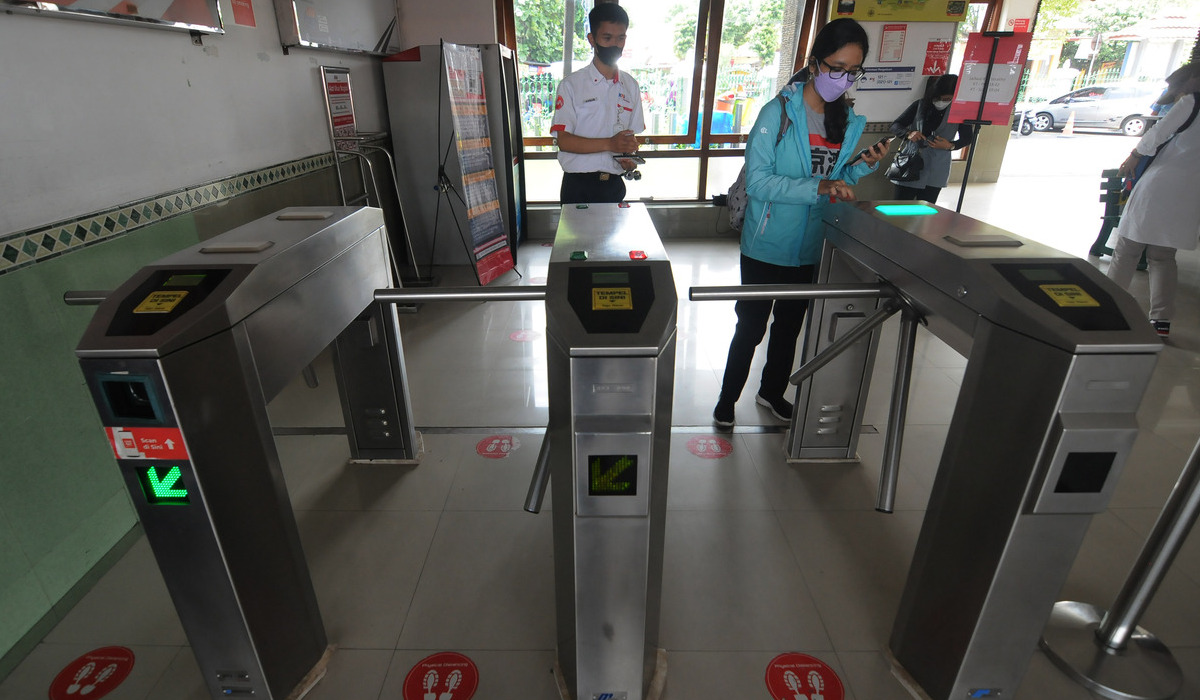 Calon penumpang Commuterline Yogyakarta-Solo.