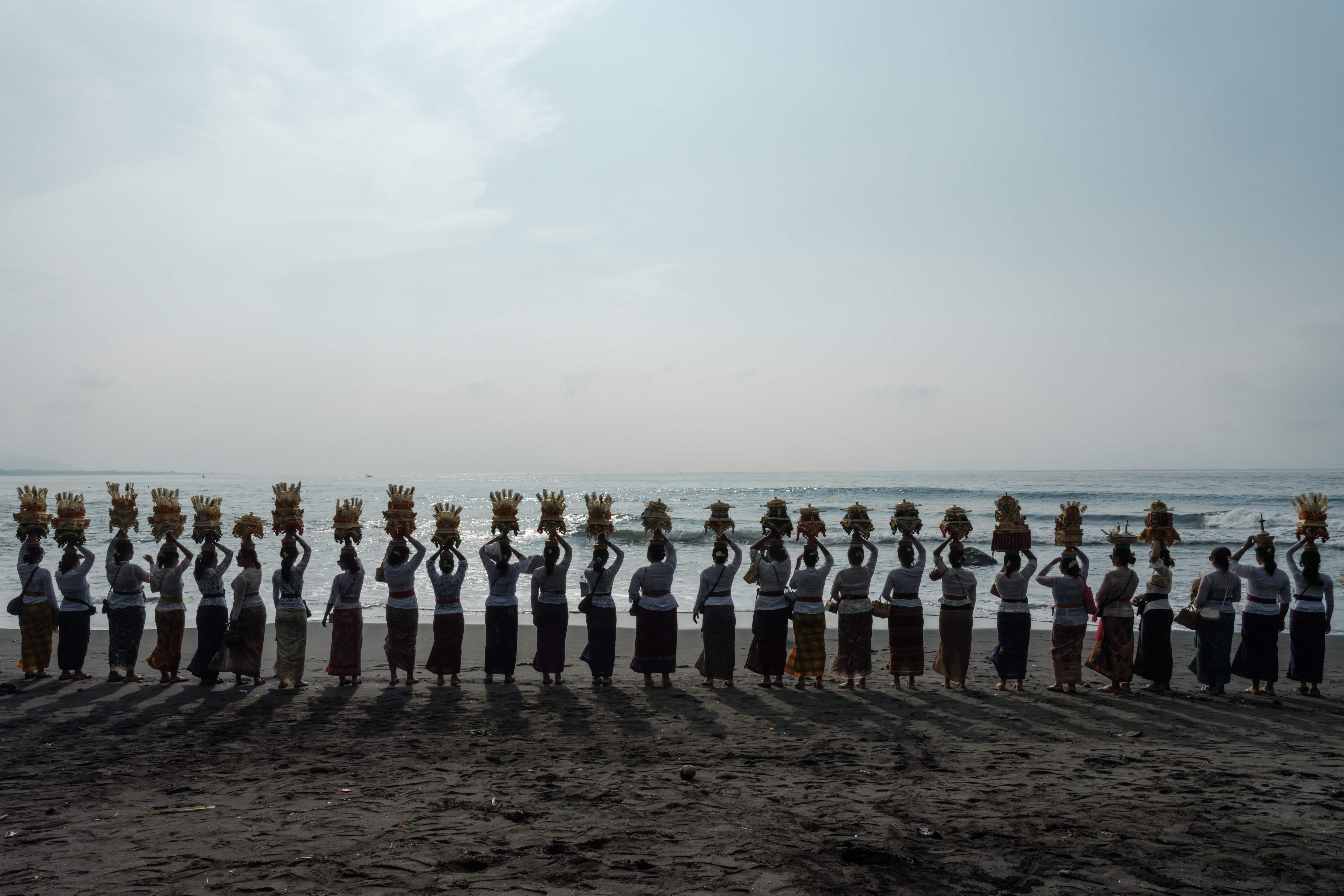 Umat Hindu di Bali melaukan ritual Melasti jelang Hari Raya Nyepi