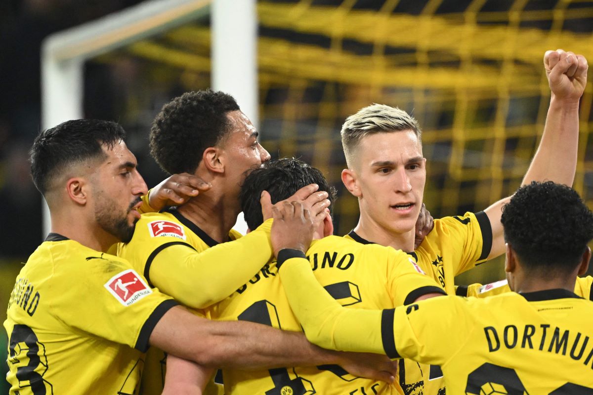 Para pemian Borussia Dortmund merayakan gol ke gawang Frankfurt.