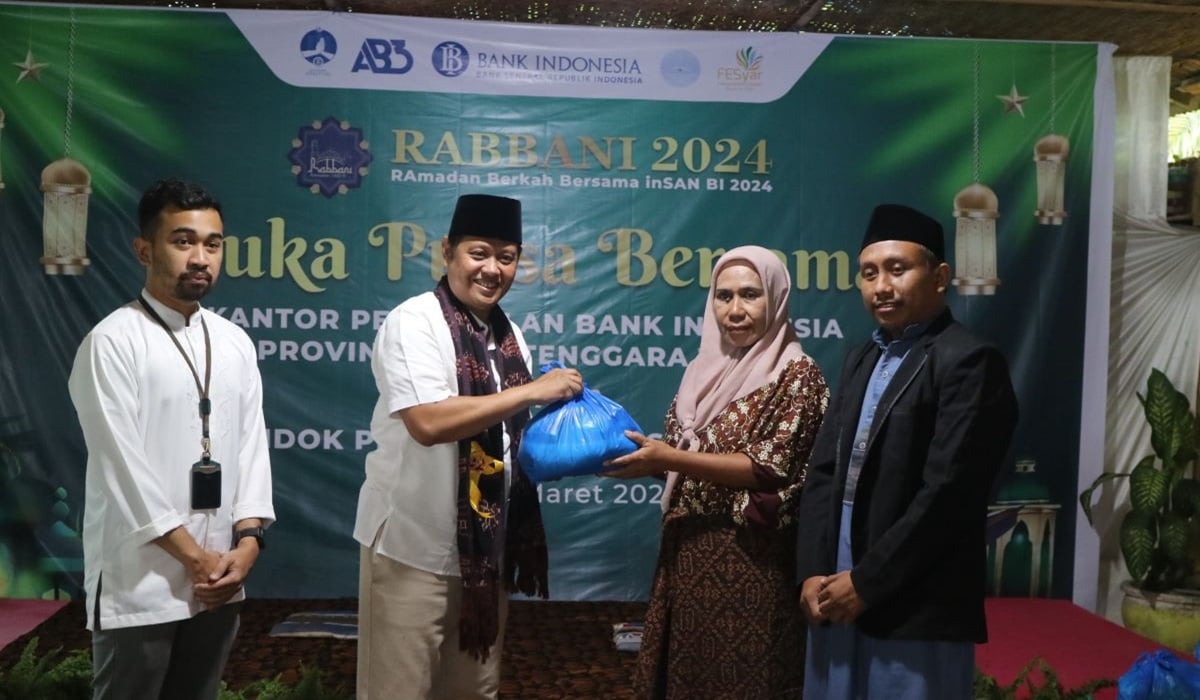 Kepala Perwakilan BI NTT Agus Sistyo Widjajati menyerahkan paket sembako kepada Ketua Yayasan Wali Sanga Flores Sitti Halimah.