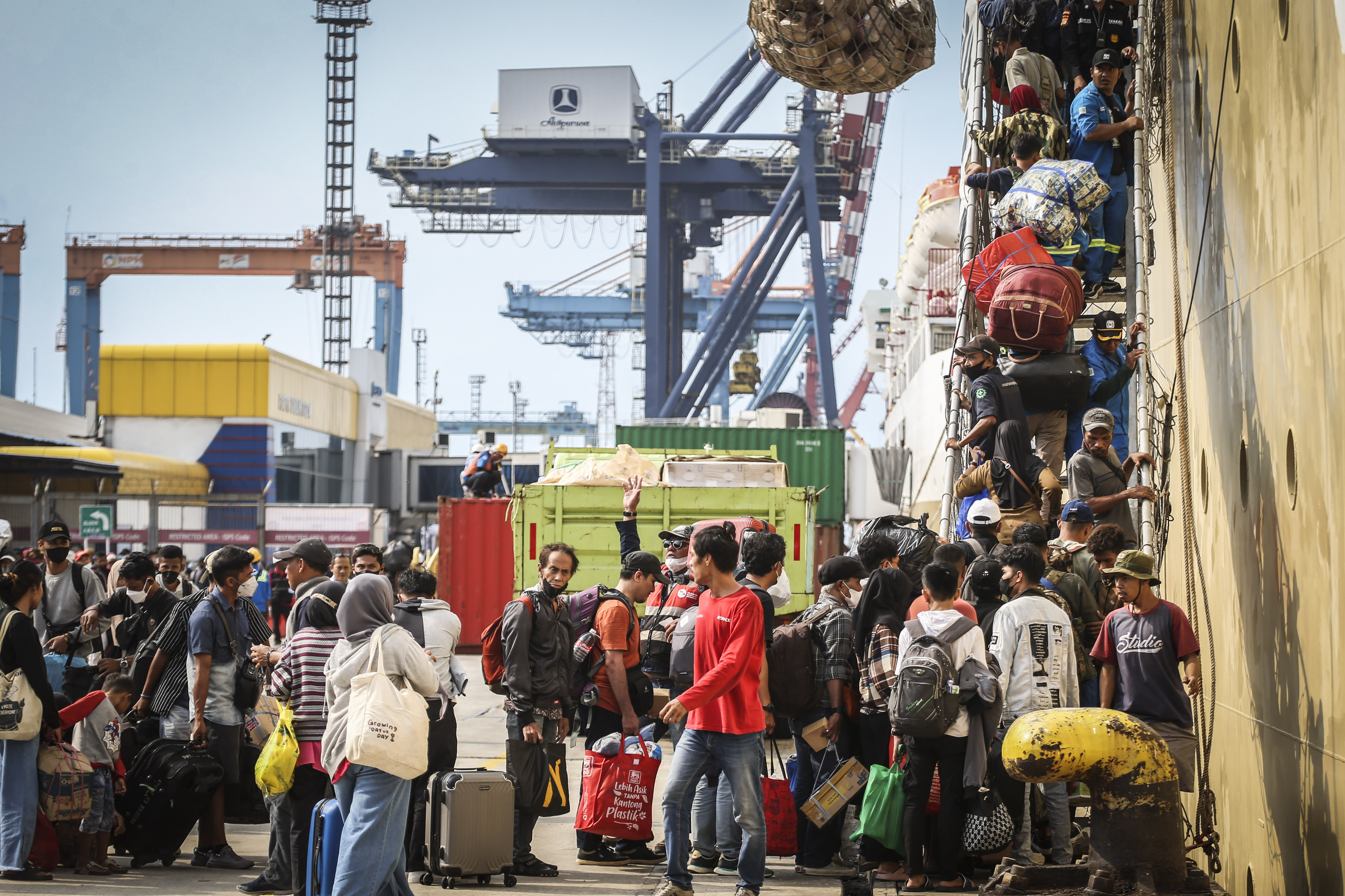 Pemudik antre untuk memasuki Kapal KM Gunung Dempo
