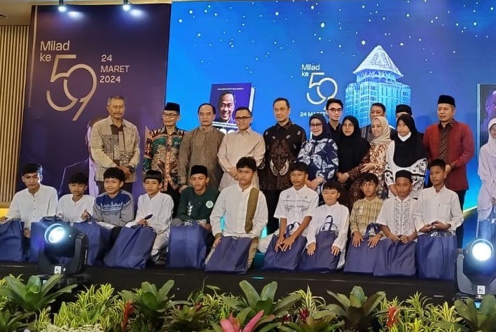 Founder ESQ Group Ary Ginanjar Agustian bersama Menteri PAN-RB Abdullah Azwar Anas pada acara launching Universitas Ary Ginanjar (UAG).