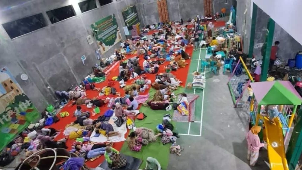 Pengungsi di Kabupaten Kudus terus bertambah akibat jebolnya kembali Sungai Wulan. 