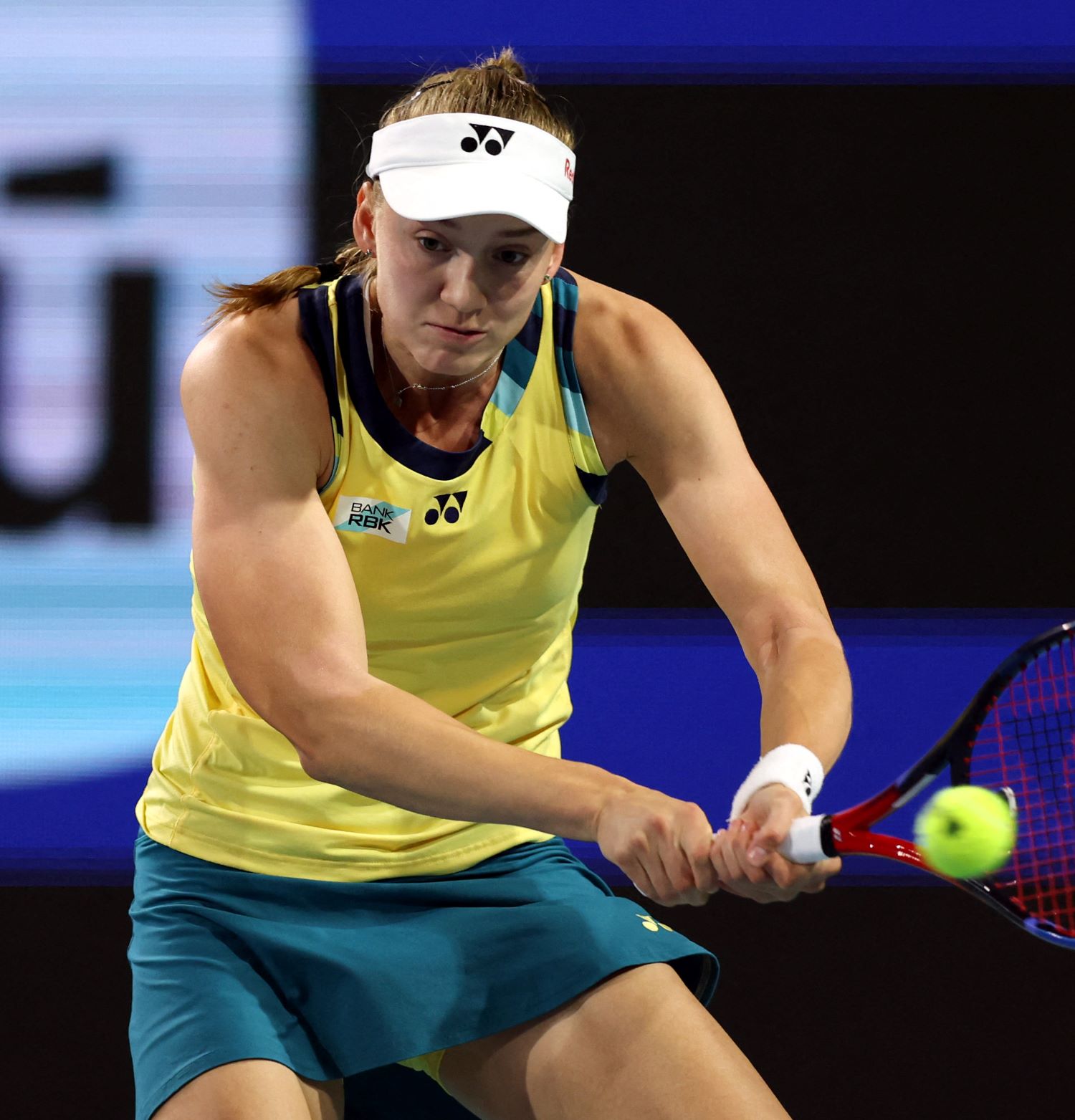 Elena Rybakina dari Kazakhstan mengembalikan pukulan ke Clara Tauson dari Denmark selama pertandingan tunggal putri selama Miami Open.