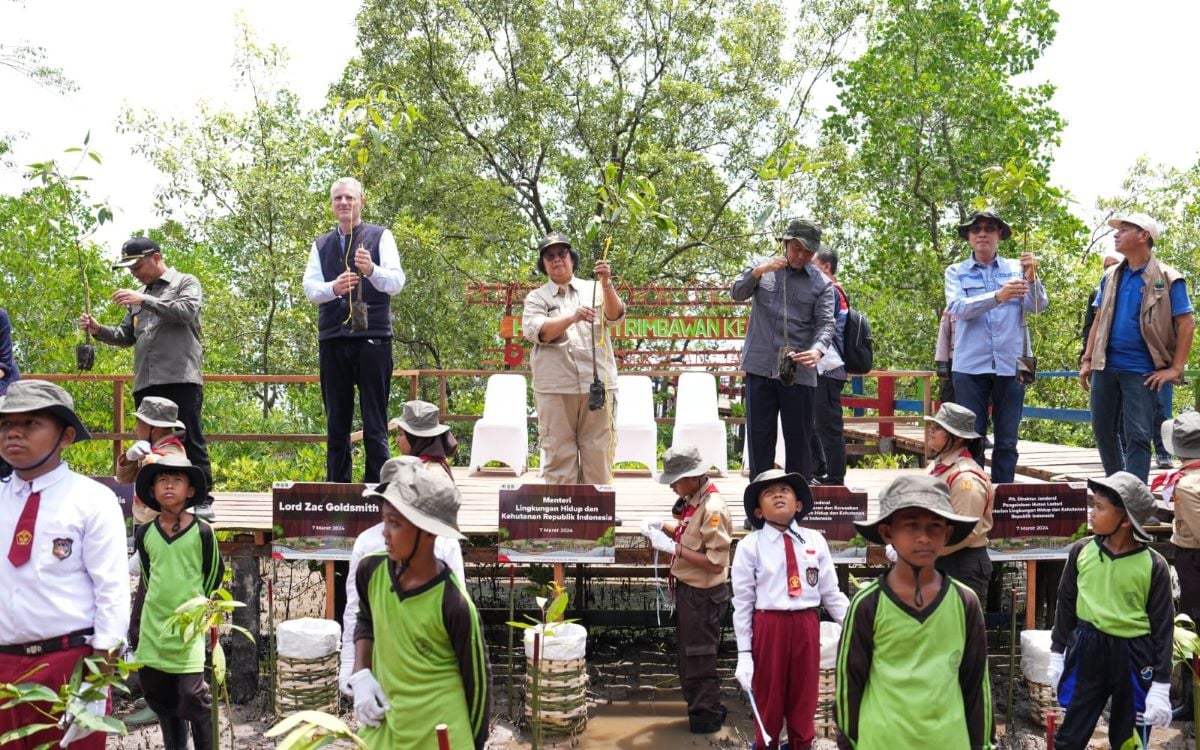 Menteri LHK Siti Nurbaya Bakar bersama seluruh elemen bangsa melakukan penanaman pohon serentak di Riau.