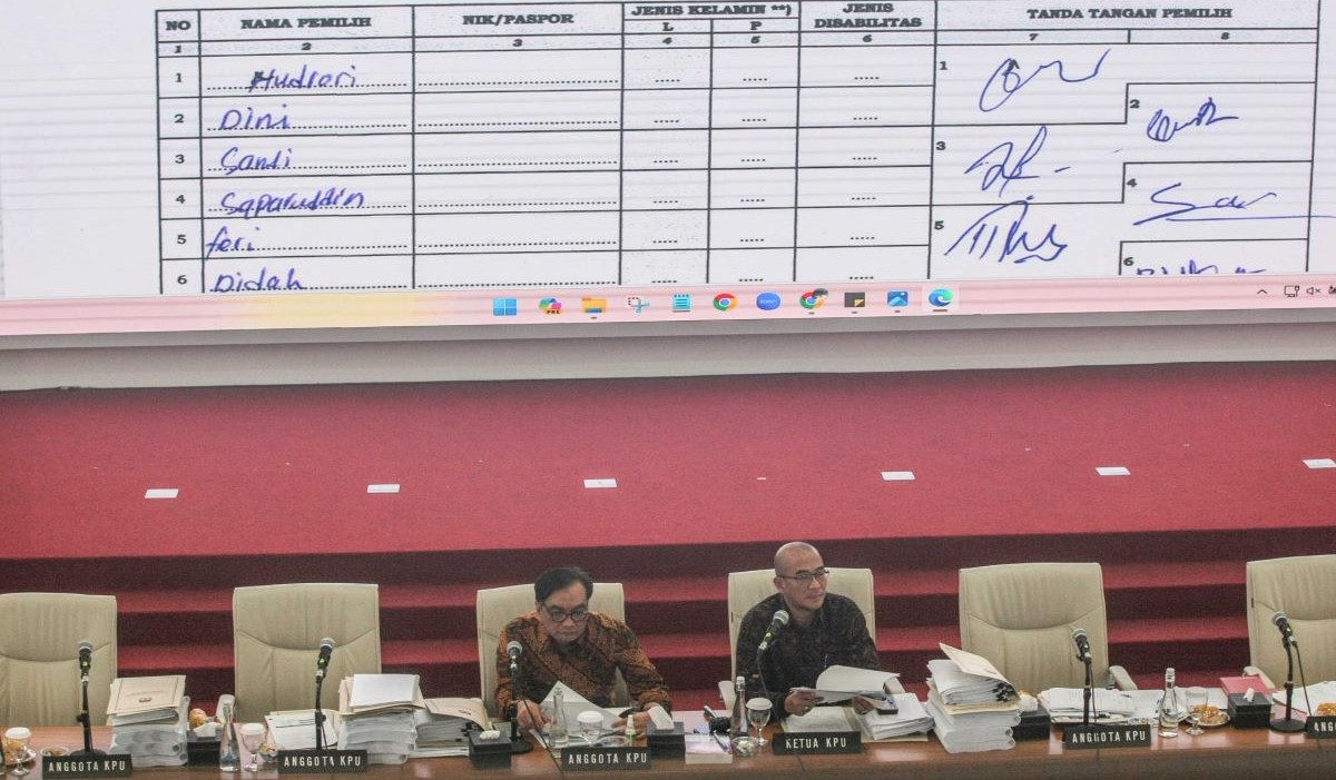 Ketua KPU Hasyim Asy'ari (kanan) dan Anggota KPU Yulianto Sudrajat memimpin rapat rekapitulasi hasil penghitungan suara luar negeri