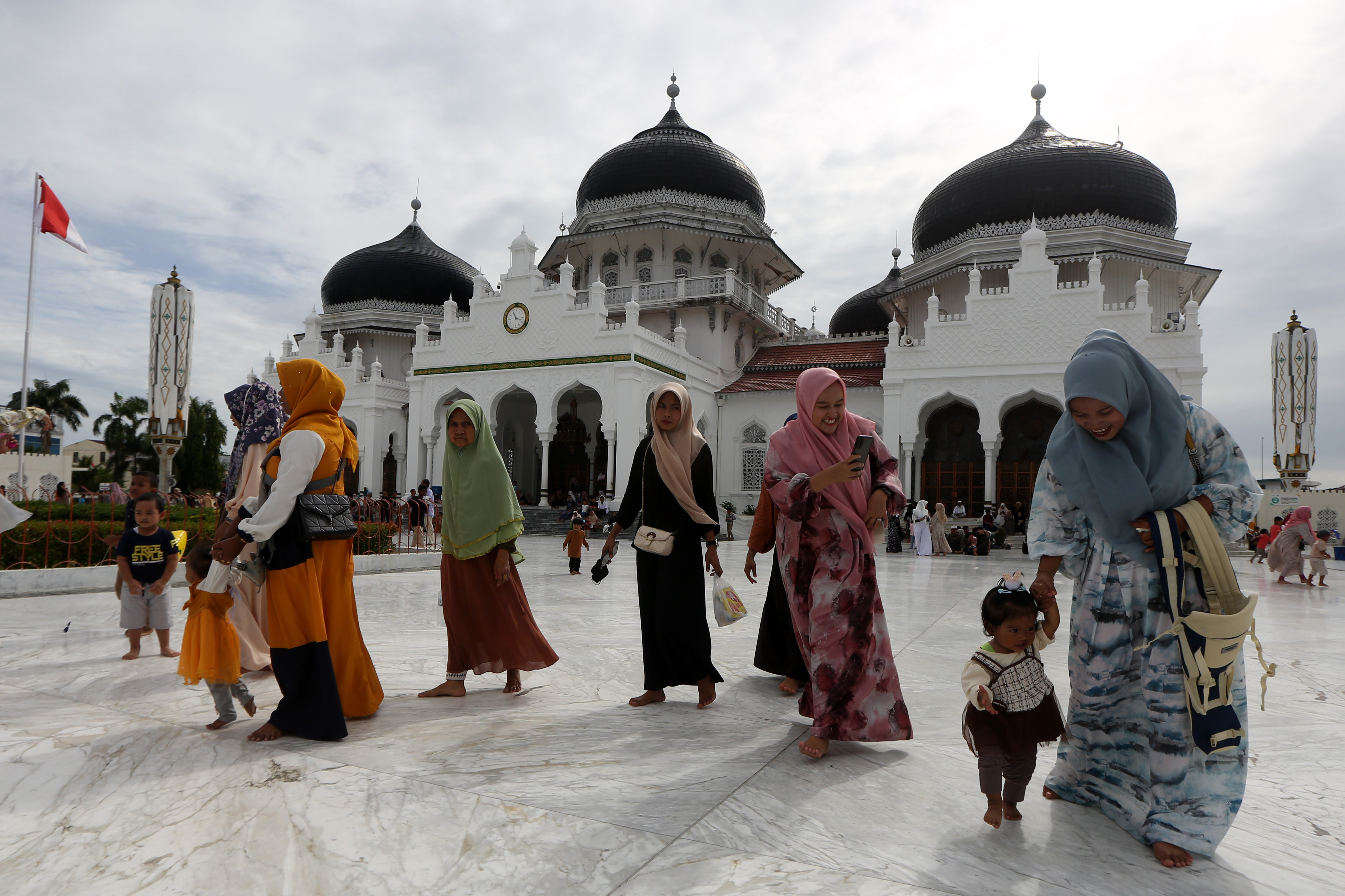 Wisatawan domestik dari berbagai daerah mengunjungi masjid raya Baiturahman, Aceh.