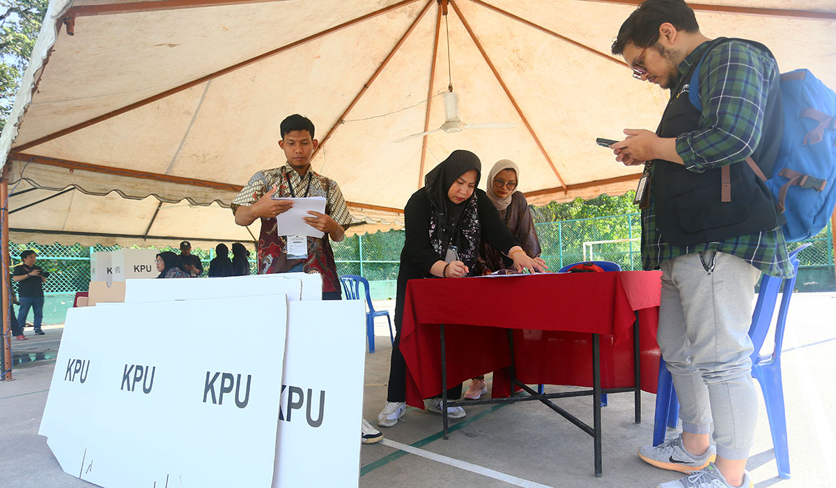 Petugas KPPS Luar Negeri dan Pengawas KSK menyiapkan Tempat Pemungut Suara di Selangor, Malaysia, Minggu (4/2).