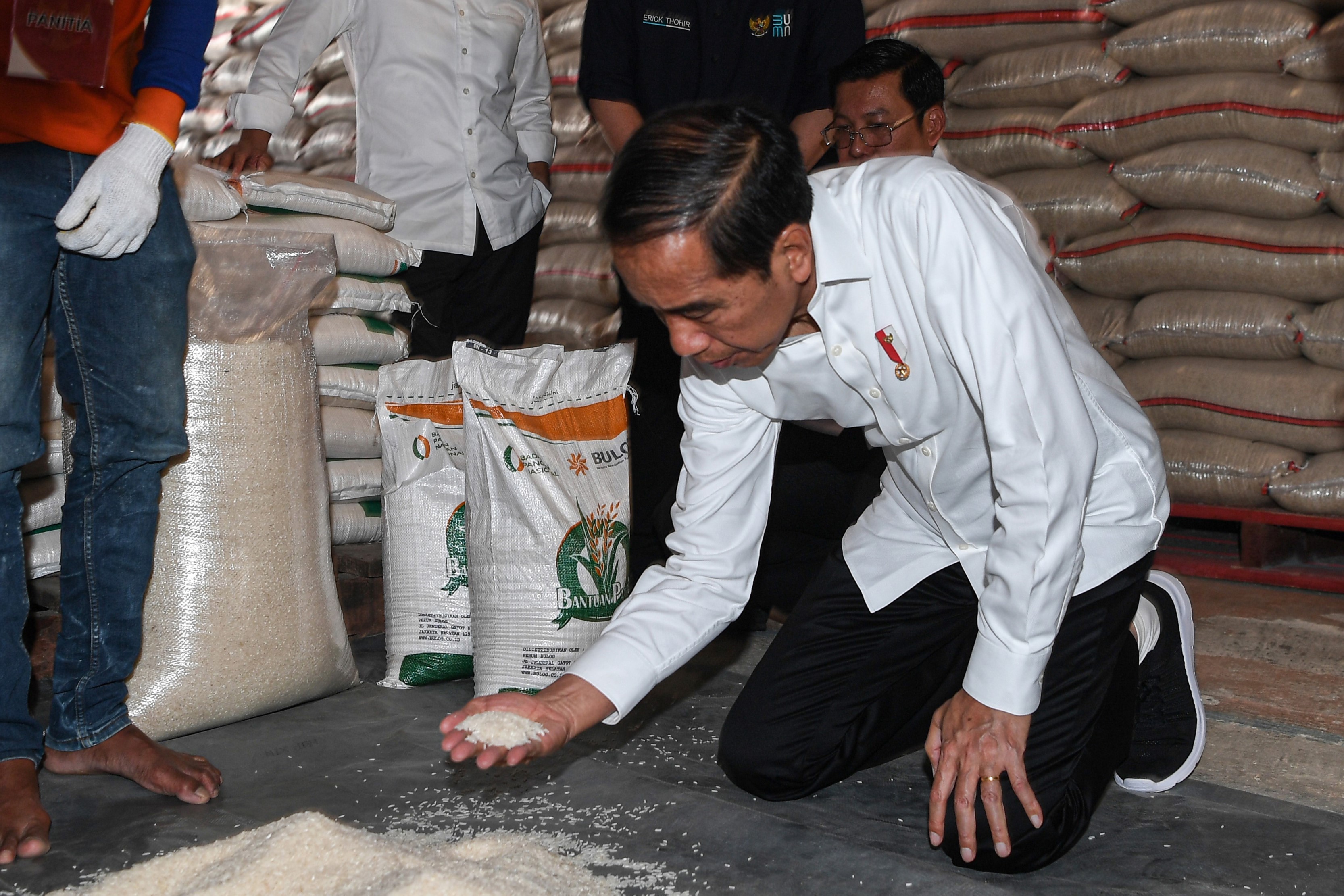 Presiden Joko Widodo sedang mengecek beras di Gudang Bulog.